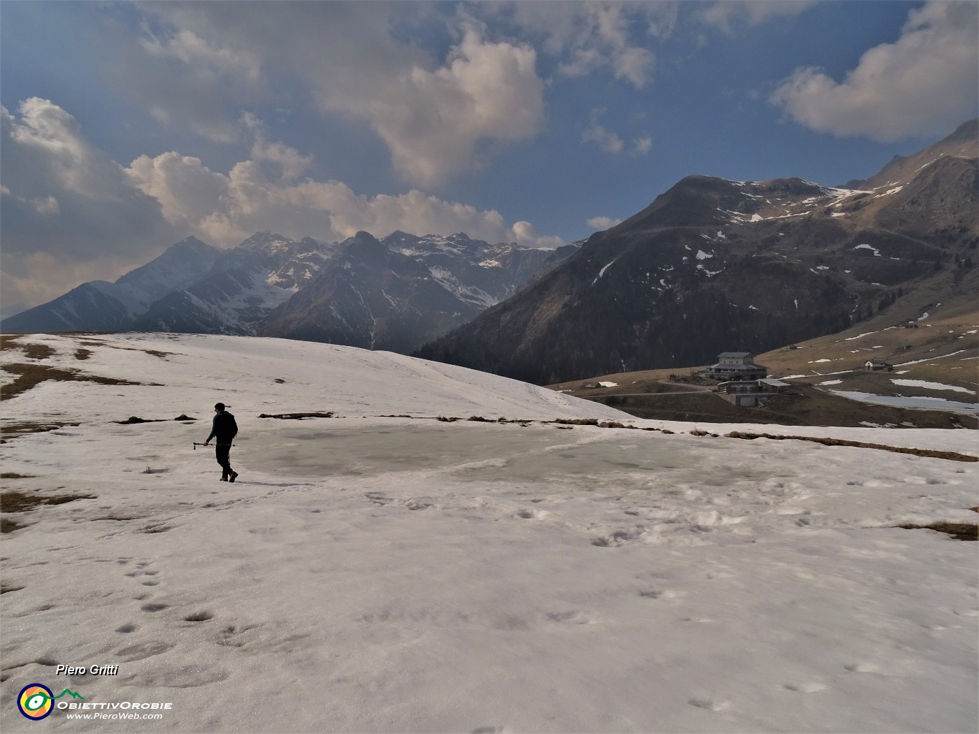 78 Rientriamo al punto di partenxza non senza pestare ancora un po' di neve.JPG